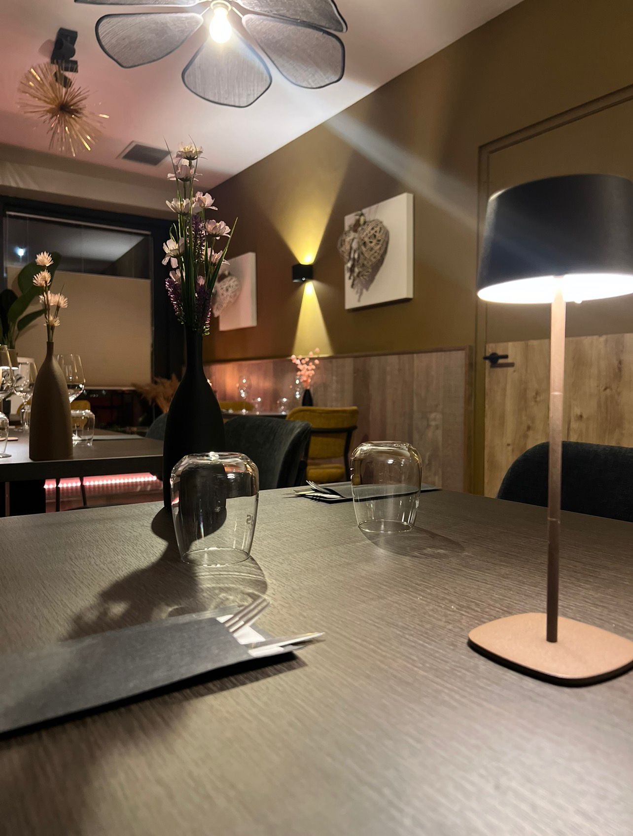 Sfeervolle gedekte tafel bij Bella Vita